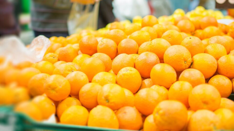 Aumento de preços em laranjas e sucos de frutas: Descubra as causas por trás dessa elevação